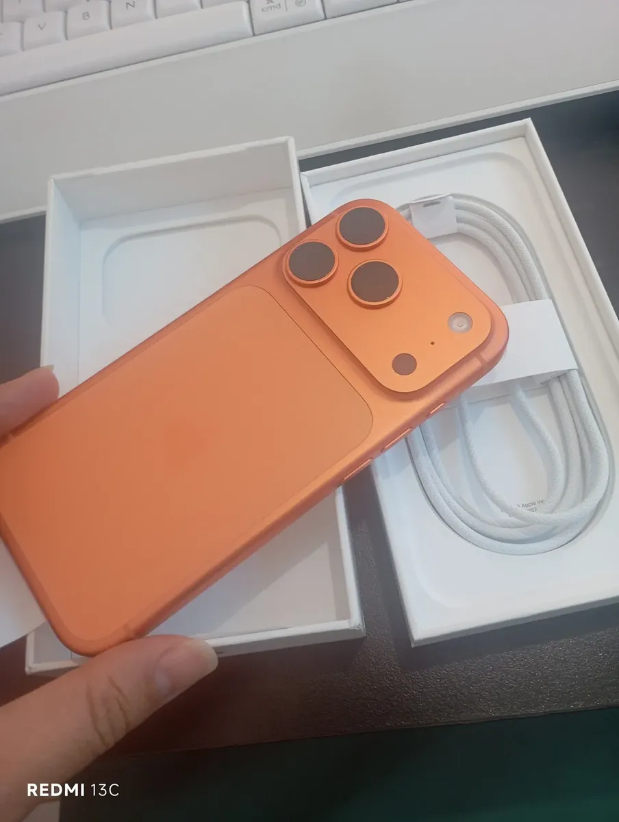iPhone laranja ao lado do cabo USB-C trançado original