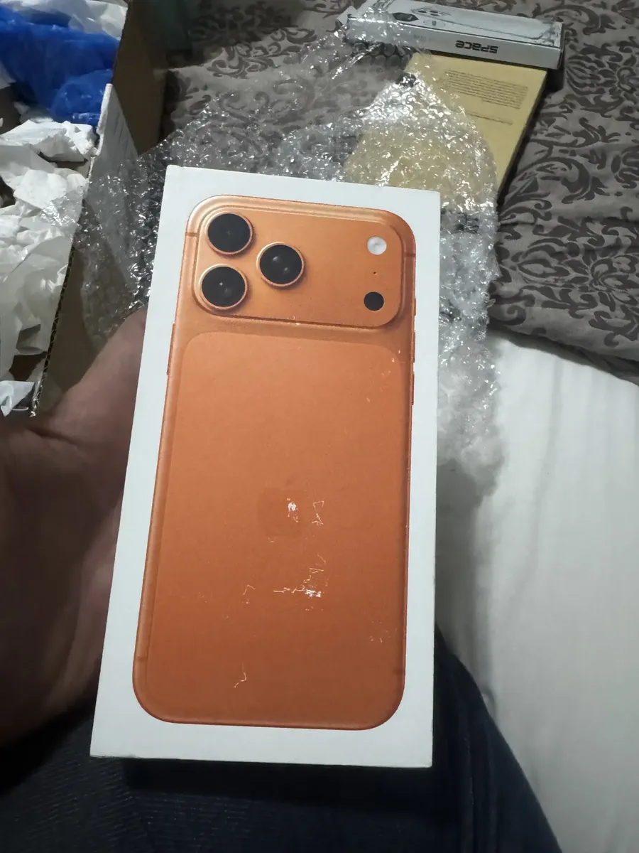 Caixa lacrada do iPhone 17 Pro Max laranja ainda com o plástico bolha