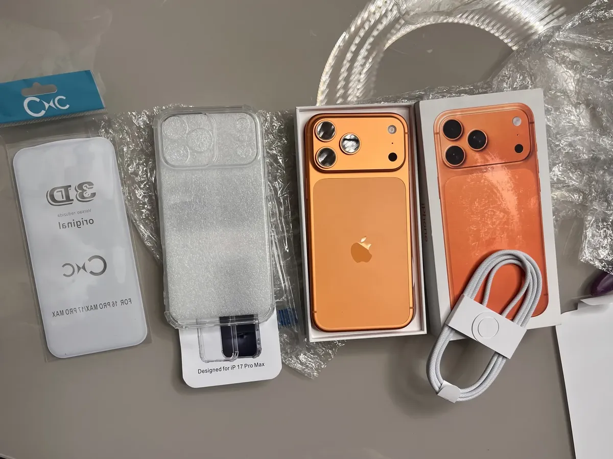 Kit completo do iPhone 17 Pro Max laranja com caixa, capinha e película