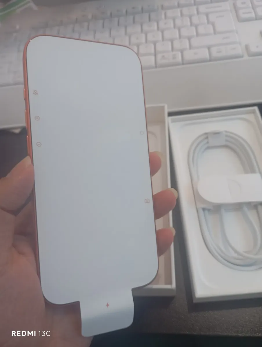 Película de brinde ainda protegendo a tela do iPhone