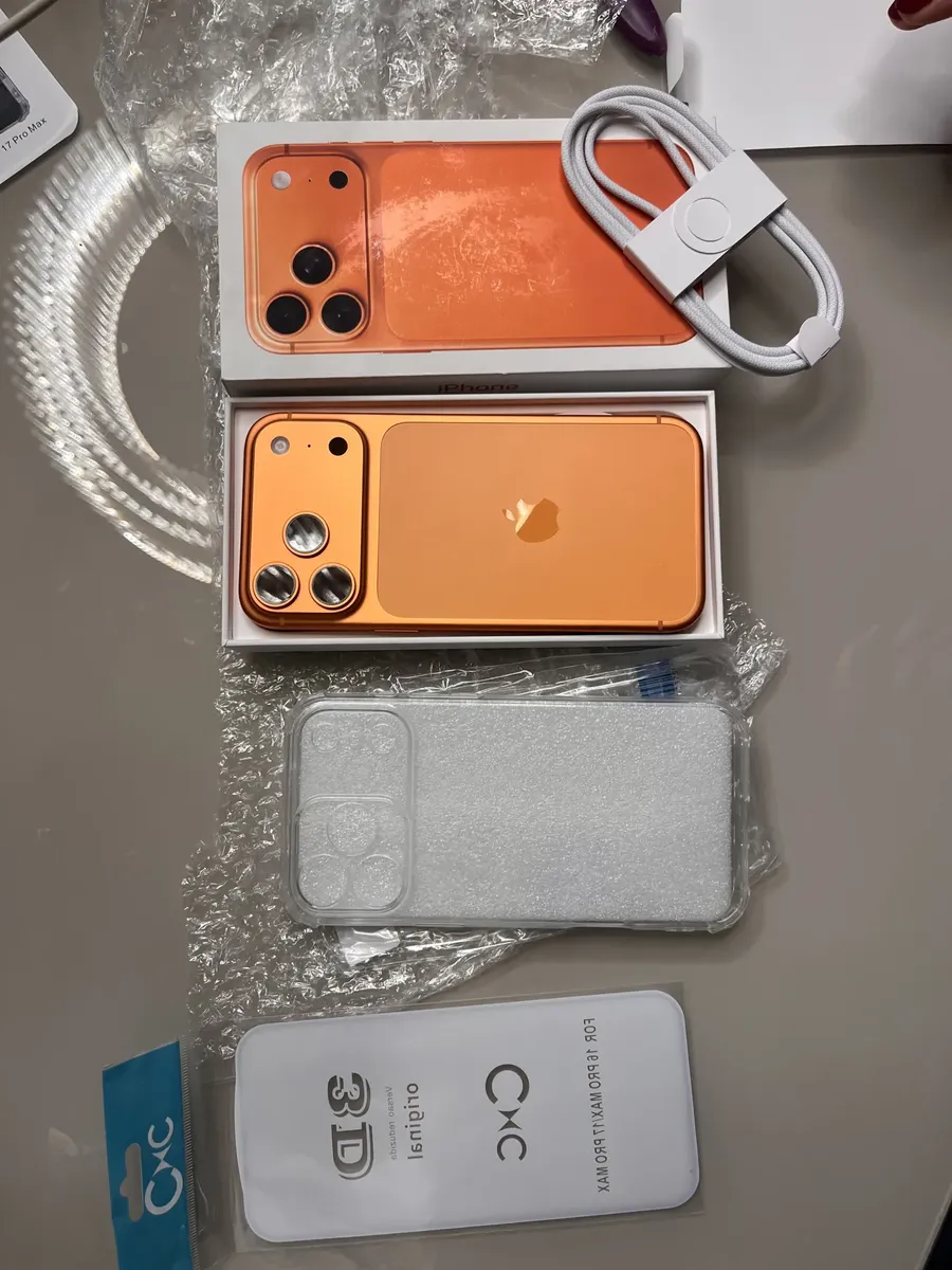 iPhone 17 Pro Max laranja com capinha, película e cabo recebidos pela cliente
