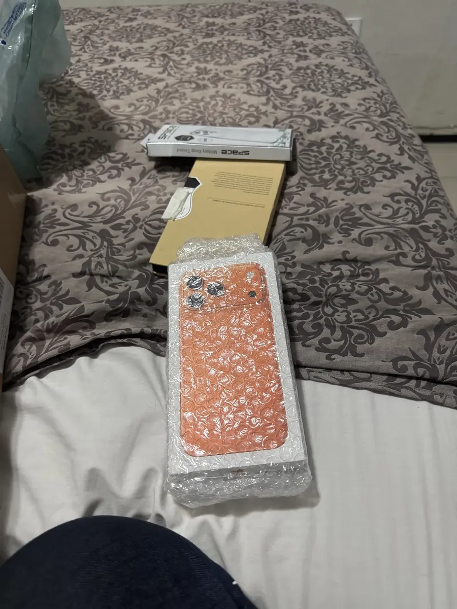 Capinha e película recebidas junto com o iPhone, ainda embaladas