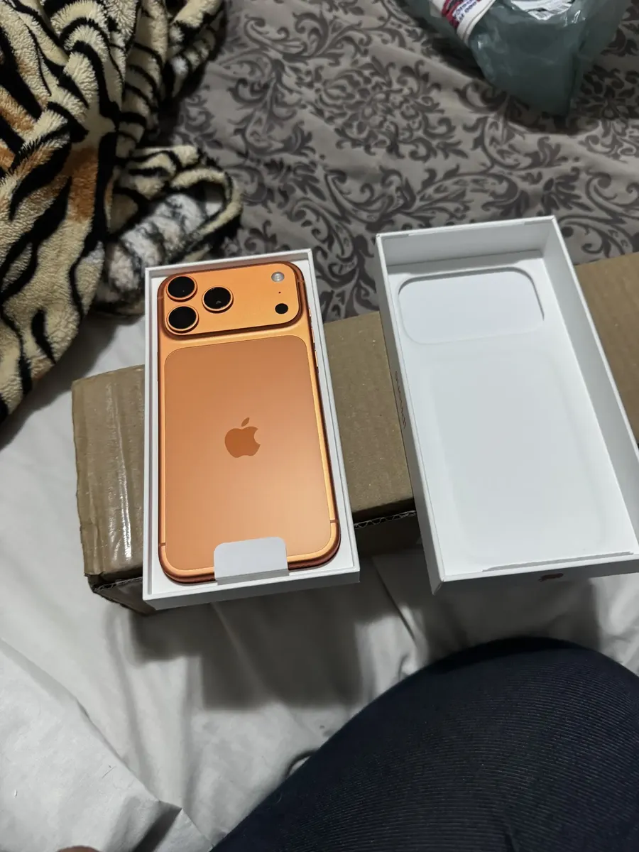 iPhone 17 Pro Max laranja dentro da caixa aberta recém-recebida
